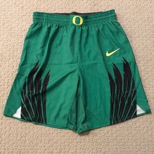 Nike Oregon dri-fit basketball shorts, Men’s Large (L), NWOT never worn, green